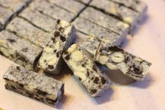 趁还有点余温的时候，用刀切成1厘米*4厘米的现状。