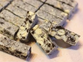 趁还有点余温的时候，用刀切成1厘米*4厘米的现状。