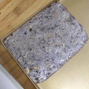 如果没有不粘盘，可以直接放在油纸上整形的，有擀面杖的话可以直接擀平，边角可以借用刮板整平。