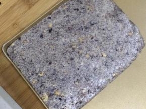 如果没有不粘盘，可以直接放在油纸上整形的，有擀面杖的话可以直接擀平，边角可以借用刮板整平。