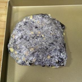 把牛轧糖团倒在不粘烤盘内整形。