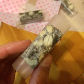 给牛轧糖包上糯米纸。