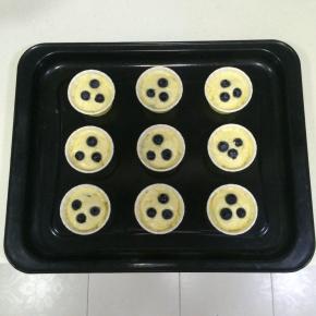 把面糊装入纸杯中，八分满，在蛋糕糊面上放上适量的蓝莓。