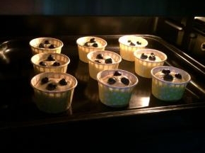 入预热好的烤箱中层，上下火，180度，约25分钟左右。