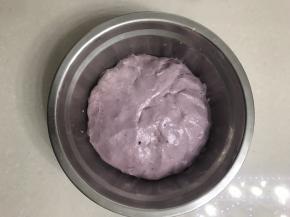 把所有材料除馅料外一起放入厨师机桶里，揉到扩展阶段，放在盆里。

