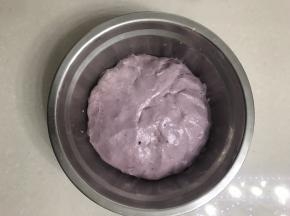 把所有材料除馅料外一起放入厨师机桶里，揉到扩展阶段，放在盆里。

