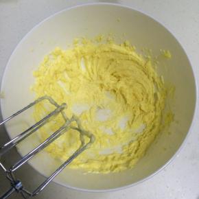 用打蛋器把黄油搅打至体积变大，颜色发白。