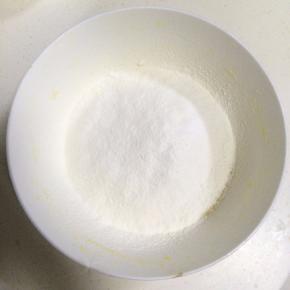 筛入低筋面粉和泡打粉，用刮刀进行翻拌至面糊完全湿润。
