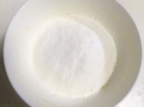筛入低筋面粉和泡打粉，用刮刀进行翻拌至面糊完全湿润。