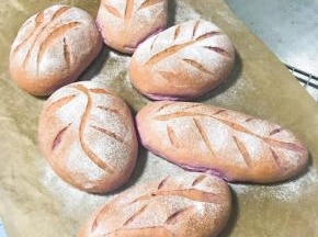 出炉后移至烤网上稍凉后拿去油布，放至手温密封保存。