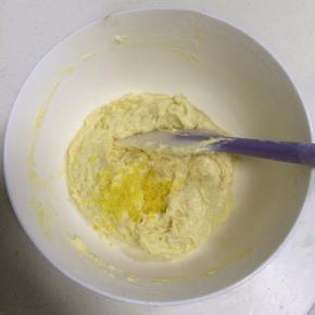 待面糊翻拌均匀后，加入柠檬皮屑翻拌。