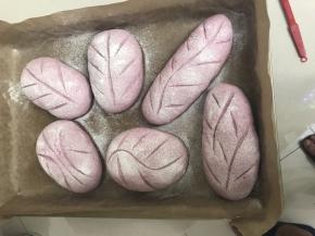 表面喷雾，盖上湿毛巾，发酵一倍大时，表面筛粉，用欧包割刀，割上喜欢的图案，放入提前预热好的烤箱中层上下火180 度25 分钟。