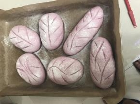 表面喷雾，盖上湿毛巾，发酵一倍大时，表面筛粉，用欧包割刀，割上喜欢的图案，放入提前预热好的烤箱中层上下火180 度25 分钟。