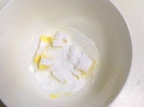 黄油软化，加入盐和细砂糖。（或糖粉，我这里是把细砂糖放入料理机打成了糖粉）
