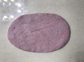 擀成长舌型，边上的气泡用手拍了