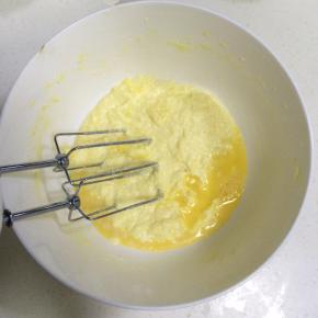  把鸡蛋打散，分次加入鸡蛋液搅打均匀。