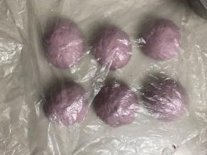 用称分成六份盖上保鲜膜松 驰10 分钟。