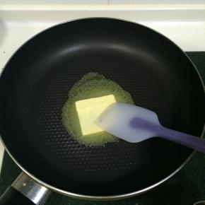 黄油放入不粘锅内，开小火使黄油融化。