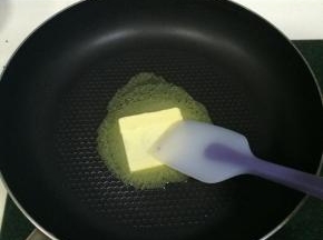 黄油放入不粘锅内，开小火使黄油融化。