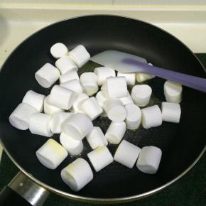 待黄油完全融化后，迅速加入棉花糖。