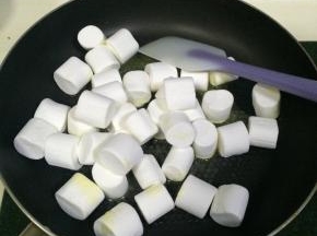待黄油完全融化后，迅速加入棉花糖。