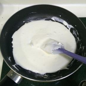 用刮刀按压、搅拌，直到棉花糖融化，和黄油完全融合。