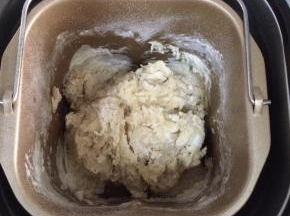 启动面包机发面功能。（我的面包机发面功能是揉面+发酵，合计是1小时40分钟）