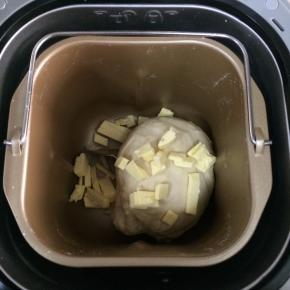 揉至成团时，放入黄油继续揉，全程大概揉40分钟左右，揉至扩展阶段。