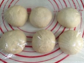 把发好的面团取出排气，分成六等份，滚圆松弛15分钟。