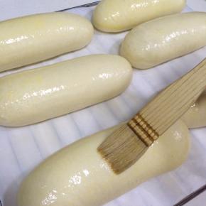 放入烤箱内发酵，烤箱底部放一碗热水，发至2倍大。