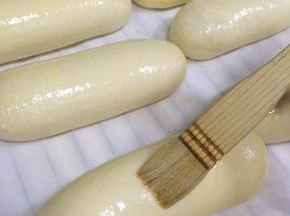 放入烤箱内发酵，烤箱底部放一碗热水，发至2倍大。