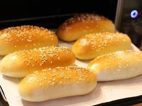 面包烘烤完毕，放凉备用。