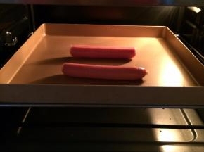 取2根香肠，入烤箱210烤约7分钟。