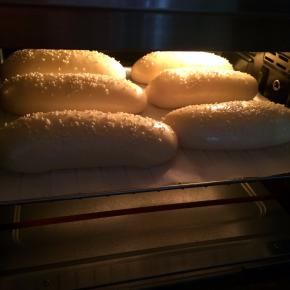 入预热好的烤箱中层，上下火170度烤约13～15分钟。