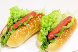 夹上烘烤好的香肠。