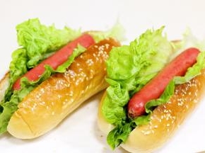 夹上烘烤好的香肠。