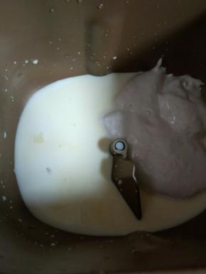 面包机内先放入牛奶和鸡蛋液，对角放盐和fluff棉花糖。