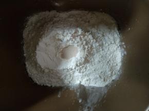 再放入高粉，底部挖个坑放入酵母埋起来。