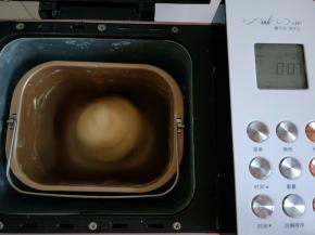 启动揉面程序10分钟，检查。面团是否不干不粘手