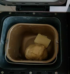加入黄油继续揉十分钟。