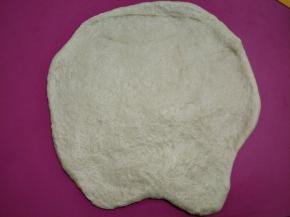 面团取出按压排气或者用擀面杖也可以。