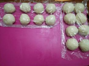 把面团分成16份，团圆盖保鲜膜静置10分钟。