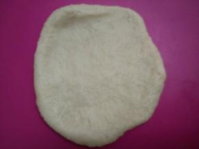 取一个面团擀开。