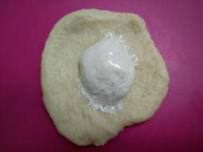 包入一小勺棉花糖，像包包子一样包好。