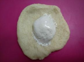 包入一小勺棉花糖，像包包子一样包好。