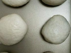 放入烤盘中进行二发，旁边放盆水，二发40分钟左右，发至二倍大取出刷蛋液，表面筛上少许面粉。预热烤箱，180度烤18分钟即可。