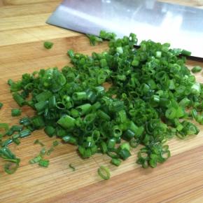 把葱切碎备用。