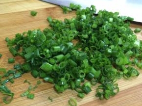 把葱切碎备用。