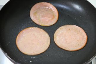 火腿用少许油稍微煎一下