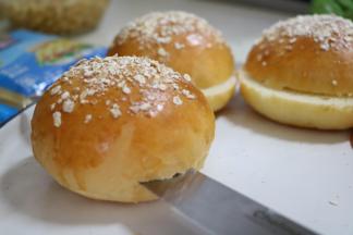 用刀将面包分成两层